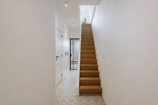 <p><span>Instapklare, moderne nieuwbouwwoning in Oud-Berchem</span></p><p><span> </span></p><p><span>OMGEVING </span></p><p><span>Deze recente, energiezuinige woning bevindt zich in het geliefde Oud-Berchem, een levendige en karaktervolle buurt waar rust en stedelijke dynamiek mooi samenkomen. In de directe omgeving vind je tal van winkels, gezellige horecazaken, scholen en openbaar vervoer. Met onder andere bakkerij Funk om de hoek en supermarkten op wandelafstand heb je bovendien alle dagelijkse voorzieningen vlakbij. Ook het bruisende stadscentrum van Antwerpen en de belangrijke invalswegen zijn vlot bereikbaar, wat van deze locatie een bijzonder praktische uitvalsbasis maakt. </span></p><p><span> </span></p><p><span>INDELING </span></p><p><span>Deze woning werd volledig vernieuwd, waarbij enkel de twee zijgevels behouden bleven. Tijdens de totaalrenovatie werd werkelijk aan elk detail gedacht, en gewerkt volgens de regels van de nieuwbouwkunst met een bijzonder mooie combinatie van hedendaags comfort, hoogwaardige afwerking en energiezuinig wonen.</span></p><p><span>De woning beschikt over een verluchtingssysteem D met warmteterugwinning en is doorheen de woning afgewerkt met een prachtig parket, wat zorgt voor een warme en stijlvolle uitstraling. Daarnaast zijn er zonnepanelen aanwezig en werd ook op vlak van comfort en akoestiek aan alles gedacht. Tussen de verschillende verdiepingen werd zowel akoestisch als thermisch geïsoleerd en zelfs de garage beschikt over een geïsoleerde deur. Alle drie de terrassen zijn bovendien voorzien van een groendak, wat het duurzame karakter van de woning extra benadrukt. </span></p><p><span> </span></p><p><span> </span></p><p><span>Op het gelijkvloers bevindt zich een inpandige garage met elektrische poort, ideaal om de wagen droog te stallen en fietsen of andere spullen netjes binnen op te bergen. Via de inkomhal bereik je een praktische dressing, een apart toilet en de eerste slaapkamer. Deze kamer sluit rechtstreeks aan op een aangenaam terras en beschikt bovendien over een prachtige badkamer, uitgerust met zowel een inloopdouche als een ligbad. Deze kamer kan ook dienst doen als bureau of multifunctionele ruimte.</span></p><p><span> </span></p><p><span>De eerste verdieping vormt het kloppende hart van de woning. Hier bevindt zich een ruime, volledig uitgeruste open leefkeuken die mooi overvloeit in de lichtrijke leefruimte. Vanuit de keuken heb je rechtstreeks toegang tot een prachtig terras via een groot schruifraam, een heerlijke plek om te genieten van de avondzon. </span></p><p><span> </span></p><p><span>Op de tweede verdieping bevinden zich nog twee ruime slaapkamers, bereikbaar via de nachthal. De master bedroom beschikt bovendien over een eigen terras. Op deze verdieping vind je eveneens de tweede badkamer, voorzien van een douche, toilet en lavabo. </span></p><p><span> </span></p><p><span> </span></p><p><span>TROEVEN </span></p><p><span>- Energiezuinige woning </span></p><p><span>- Ventilatiesysteem D </span></p><p><span>- Elektrische keuring conform </span></p><p><span>- Zonnepanelen </span></p><p><span>- Voordeur met elektrisch slot</span></p><p><span>- Waterverzachter </span></p><p><span> </span></p><p><span> </span></p><p><span> </span></p><p><span> </span></p><p><span> </span></p><p><span> </span></p>
