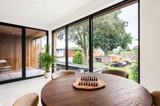 <strong>Nieuw één-slaapkamer appartement met zuidgeoriënteerd terras!</strong><br /><br />Dit lichtrijke appartement bevindt zich op de eerste verdieping van een karaktervol, volledig gerenoveerd pand in het hart van Wijnegem. Gelegen op de hoek van de Merksemsebaan en de Turnhoutsebaan geniet u hier van een centrale ligging met winkels, supermarkten, openbaar vervoer en andere voorzieningen op wandelafstand. Bovendien zorgen de nabijheid van de E313 en de Antwerpse Ring voor een uitstekende bereikbaarheid.<br /><br />Het appartement maakt deel uit van een uniek woonproject waarbij een historisch neoclassicistisch gebouw werd omgevormd tot vijf stijlvolle appartementen, met behoud van authentieke elementen.<br /><br />U bereikt het appartement via de ruime trappenhal of met de lift, die rechtstreeks uitgeeft in de leefruimte. De inkomhal beschikt over een bijzonder authentiek trapsegment dat een charmant accent vormt, evenals een apart gastentoilet.<br /><br />Aansluitend op de leefruimte bevinden zich de slaapkamer met ensuite badkamer en een praktische berging met aansluitingen voor wasmachine en droogkast, alsook de technische installaties.<br /><br />Aan de achterzijde van het appartement vindt u de keuken en eetruimte. De keuken is volledig uitgerust met een koelkast, inductiekookplaat met geïntegreerde dampkap, vaatwasser en combi-oven.<br /><br />Als extra troef beschikt dit appartement over een aangenaam inpandig terras waar u in alle rust kunt genieten van een buitenmoment.<br /><br />Pluspunten:<br />+ Centrum locatie<br />+ Zonnepanelen<br />+ Energiezuinig<br />+ Lucht-water warmtepomp<br />+ Vloerverwarming<br /><br />Heeft U interesse in dit appartement en wenst U een bezoek ter plaatse? Aarzel niet van ons te contacteren via 03 337 50 70 of info@vbvastgoed.be <br />Ook benieuwd naar de waarde van uw eigendom? Wij komen graag vrijblijvend bij U ter plaatse.