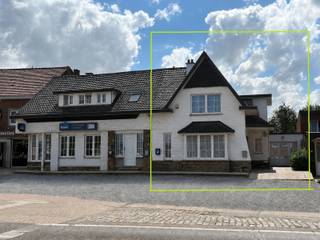ZEER COMMERCIEEL GELEGEN WONING MET 2 APARTE INGANGEN, EEN RUIMTE VOOR KANTOOR/VRIJ BEROEP 33M², EEN WERKPLAATS 45M², 3 SLAAPKAMERS, DUBBEL GLAS EN CENTRALE VERWARMING, MIDDEN IN HET CENTRUM VAN HEERS AAN HET DRUKSTE KRUISPUNT, OP 4A 47CA