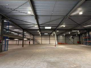 <p>Industrieel gebouw gelegen op het industrieterrein Overhaem in Tongeren, in de directe omgeving van de N20 richting Luik en de E313 (Luik - Antwerpen).<br />Met een totale grondoppervlakte van 4.138 m² en een bruikbare oppervlakte van 3.513 m² is dit pand geschikt voor uiteenlopende logistieke of productiegerichte activiteiten.</p><p>Specificaties van het pand<br />• Optimale indeling & opslag: 2.400 m² magazijnruimte op het gelijkvloers en 1.005 m² mezzanine (bereikbaar via goederenlift).<br />• Laden & lossen: Uitgerust met een laad- en loskade én gelijkvloerse poorten voor een snelle goederenstroom.<br />• Kantoor & wooneenheid: Inclusief 54 m² kantoorruimte op het gelijkvloers en een studio van 54 m² op de eerste verdieping.<br />• Modern & veilig: Recent vernieuwde led-verlichting, rookluiken, drijfkracht en een volledig omheind terrein met een elektrische toegangspoort.</p><p>Dit pand kan ook gekocht worden.</p><p>Interesse om dit pand te bezichtigen? 0478/930500 of info@jansenrealestate.be</p>