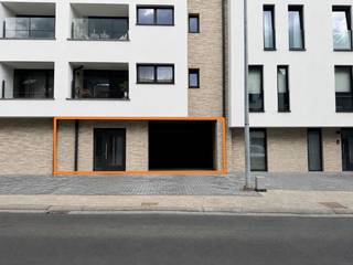 <p>Op een goed bereikbare locatie in Denderhoutem bieden wij dit ruime handelspand/magazijn van 130 m² te huur aan, ideaal voor opslag, atelier of handelsactiviteit.</p><p></p><p><strong>Voorgevel:</strong> Momenteel is er nog geen poort of raam voorzien in de voorgevel. De invulling hiervan wordt in overleg met de huurder bepaald, zodat het pand kan worden afgestemd op de specifieke noden van de activiteit.</p><p></p><p><strong>Staat van het pand:</strong> Het pand wordt casco verhuurd. De vloer (polybeton of chape) wordt nog gegoten, in overleg met de huurder, zodat deze kan afgestemd worden op het beoogde gebruik.</p><p></p><p><strong>Voorzieningen:</strong></p><ul><li><p>Alle nutsvoorzieningen zijn voorzien</p></li><li><p>Zonnepanelen toegekend aan het magazijn aanwezig</p></li></ul><p></p><p><strong>Huurprijs:</strong> € 1.000/maand, excl. btw </p><p></p><p><strong>Beschikbaarheid:</strong> in overleg</p>