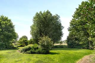 UNIEK GELEGEN villa op 42 are met 3 slaapkamers in een prachtige, GROENE omgeving. Rust, ruimte en puur wonen in het hart van het Pays des...