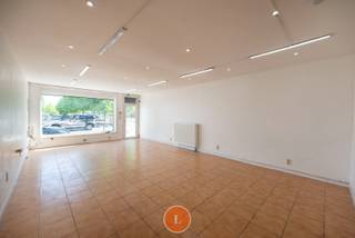 Ontdek deze unieke kans om eigenaar te worden van een handelspand met 4 slaapkamers, gelegen in het centrum van Menen.Deze charmante Bel-Etage-woning...