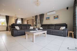 <p><span>Ruime energiezuinige en instapklare woning met 3 à 4 slaapkamers. </span></p><p><span> </span></p><p><span>Gelijkvloers: </span><span><br />Bij binnenkomst via de inkomhal, met gastentoilet, kom je in de lichtrijke woonkamer van 42 m² op keramische tegel. <br />Daarnaast is er een polyvalente ruimte van 34,5 m² die perfect dienst kan doen als bureel of extra slaapkamer.<br />De ingerichte keuken van 16 m² met heteluchtoven, combi-oven, inductiekookplaat, dampkap, vaatwasser, koelkast en spoelbak sluit aan op de woonkamer. </span></p><p><span>De aangename veranda van 31 m², met pelletkachel en zonneluifel, vormt een extra leefruimte die dankzij de schuifdeuren volledig kan worden geopend voor voeling met de tuin. </span></p><p><span>Verder is er nog de praktische wasplaats/achterinkom met ingemaakte kasten en een inpandige garage van 19 m² met automatische poort. </span></p><p><span> </span></p><p><span>Eerste verdieping: </span><span><br />De bovenverdieping biedt drie ruime slaapkamers, slaapkamer 1 van 20 m² met dressing, en slaapkamer 2 en 3, beide van 14 m². <br />Voorts is er in de nachthal een apart toilet en een stijlvolle badkamer van 11 m², uitgerust met douche, jacuzzi-bad en dubbele lavabo op meubel. </span></p><p><span> </span></p><p><span>Zolder/kelder: </span></p><p><span>Kruipzolder met extra bergruimte en kruipruimte onder de woning (behalve onder de polyvalente ruimte en veranda). </span></p><p><span> </span></p><p><span>Tuin: </span></p><p><span>De onderhoudsvriendelijke tuin beschikt over een terras van 25 m², een tuinhuis en een grote serre, ideaal voor tuinliefhebbers. </span></p><p><span> </span></p><p><span>Bijzonderheden: </span></p><p><span>BEKIJK DE VIRTUELE RONDLEIDING! </span></p><p><span>Regenwaterput van 10.000 l, aangesloten op toiletten, wasmachine en buitenkraantjes. </span></p><p><span>Nieuwe CV-ketel van januari 2025. </span></p><p><span>Zonnepanelen 24 stuks met nog 6 jaar certificaten. </span></p><p><span>Rolluiken/vliegenramen. </span></p><p><span> </span></p><p><span>Stedenbouwkundige inlichtingen: Vergunning aanwezig, verkavelingsvergunning, geen voorkooprecht, geen maatschappelijke herstelmaatregel opgelegd, woongebied. </span></p>