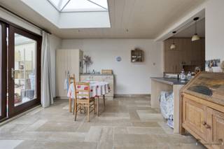 <h3><span>Halfopen bebouwing in Langdorp (Aarschot)</span></h3><p><span>Deze charmante </span><span>halfopen bebouwing</span><span> in Langdorp verwelkomt je via een lichtrijke inkomhal die meteen de toon zet voor de rest van de woning. Op het gelijkvloers bevindt zich een ruime leefruimte doorgetrokken in een natuurstenen vloer met opvallend veel natuurlijk licht dankzij de grote raampartijen en de lichtkoepel. Aansluitend vinden we de </span><span>open keuken</span><span>, volledig uitgerust met alle nodige toestellen een ideale plek voor wie graag kookt en gezellig samenkomt.</span></p><p><span>Verder beschikt het gelijkvloers over een ruime </span><span>woonkamer met parketvloer</span><span>, wat zorgt voor een warme en rustieke uitstraling. Op de bovenverdieping vinden we </span><span>drie comfortabele slaapkamers</span><span> en een praktische badkamer.</span></p><p><span>De woning biedt daarnaast heel wat opbergmogelijkheden: zo is er een </span><span>grote kelder</span><span> en een </span><span>zolder</span><span>, bereikbaar via een luik, waar extra spullen netjes kunnen worden opgeborgen.</span></p><p><span>Troeven van de woning:</span></p><ul><li><span>Gelegen op een rustige locatie</span></li><li><span>Geen renovatieplicht</span></li><li><span>Veel ruimte en tal van mogelijkheden</span></li><li><span>Dubbele carport</span></li><li><span>Volledig onderkelderd</span></li><li><span>Hoogwaardige materialen </span></li></ul><p><span><br />De woning ligt in een rustige, groene doodlopende straat in Langdorp, op korte afstand van centrumvoorzieningen. De ligging biedt een vlotte verbinding naar Aarschot en omliggende gemeenten. Een ideale plek voor wie rust zoekt, zonder in te boeten op bereikbaarheid. Scholen, winkels en openbaar vervoer zijn op wandel- en fietsafstand. </span></p>