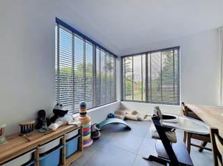 <p><span>BEZOEK? BEL 09/225.00.78. Deze energiezuinige woning met zonnepanelen is gelegen nabij het centrum van Sint-Denijs-Westrem met een goede verbinding naar zowel Gent als de autosnelweg. U komt de woning binnen via de inkomhal, die toegang biedt tot de gezellige leefruimte van 36m² met open keuken. De keuken is tevens volledig geïnstalleerd met de nodige toestellen zoals o.a. inductie kookplaat, vaatwasser, oven, koelkast, spoelbak en dampkap. Naast de keuken treft u een berging (6,26m²) met aansluiting tot wasmachine die u naar de garage (17,94m²) leidt. Vanuit de leefruimte kan u tevens genieten van het zicht op de tuin en het terras. Op de eerste verdieping vindt u 3 slaapkamers van 15 m², 10 m² en 9 m² terug. De badkamer is voorzien van zowel een ligbad als inloopdouche en een dubbele wastafel. Op de tweede verdieping vindt u de ruime zolderkamer van ca. 40m² die perfect als extra slaapkamer of bureauruimte kan benut worden. Pluspunt aan deze woonst is de gunstige ligging, de zonnige tuin met tuinhuis én de parkeergelegenheid voor de deur met garage. Kortom, een echte vastgoedtopper!</span></p><p><span> </span></p>
