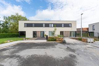 Een nieuwe thuis in de buurt van Diksmuide? Ontdek deze moderne woningen in Pervijze. Je kan er in alle rust genieten van de natuur en het open uitzicht over het polderlandschap. Bovendien bereik je via de E40 vlot de belangrijkste steden van het land. De woningen hebben een ruime woon- en eetkamer, een -naar eigen keuze ingerichte- open keuken, een berging, 3 slaapkamers, een badkamer en een mooie tuin. Je kiest zelf de afwerkingsmaterialen voor keuken, badkamer, vloeren en binnendeuren. Een kijkje nemen? Je vindt de verkaveling ter hoogte van Molenstraat 12.