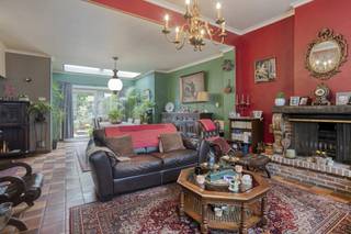 Cette maison de Bruges offre une combinaison idéale de confort et d'accessibilité. C'est une opportunité idéale pour ceux qui recherchent une...