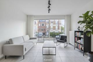 Cet appartement bien entretenu de 2 chambres dans le quartier résidentiel « Orion » de Marie-Josélaan est situé à quelques pas du Zeedijk, de la plage et du centre de Blankenberge. Cet appartement est un achat idéal pour une résidence permanente, une résidence secondaire ou un investissement intelligent avec un potentiel locatif.L'espace de vie lumineux peut être parfaitement aménagé avec un coin salon et une salle à manger séparés. Ensuite, vous trouverez la cuisine semi-ouverte, équipée des appareils encastrés nécessaires.L'appartement dispose de deux chambres complètes, d'une salle de bain pratique équipée d'un lavabo et d'une douche. Le bâtiment est bien entretenu avec un hall d'entrée soigné et un ascenseur.Le box de garage privé situé au rez-de-chaussée de l'immeuble est au prix demandé ! Plus besoin de chercher une place de parking sur la côte, un confort inabordable.Vous souhaitez plus d'informations ou une visite de cet appartement à vendre ? Contactez alors Céline Desmet au 0472 18 38 50 ou par mail à celine.desmet@dewaele.com