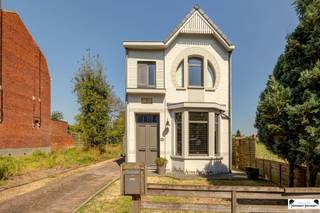 <p>Cette maison de caractère dégage un charme et une authenticité uniques. Située dans la rue Ertbrandstraat, dans le quartier paisible de Kapellen, cette maison offre une combinaison parfaite de caractère historique et de confort moderne.</p><p>Dès l'entrée, vous êtes accueilli dans un couloir spacieux et lumineux qui reflète immédiatement l'atmosphère chaleureuse et accueillante de la maison. Le salon spacieux, doté de grandes fenêtres, offre une abondance de lumière naturelle et une vue magnifique sur le vaste jardin. Ce jardin, d'une superficie de 418 m², est un havre de paix et d'intimité. C'est l'endroit idéal pour se détendre, jardiner ou se retrouver entre amis ou en famille.</p><p>La cuisine est un véritable paradis pour les amateurs de cuisine. Équipée des meilleures installations modernes, elle offre tout ce dont vous avez besoin pour préparer les repas les plus délicieux. Des appareils encastrés de haute qualité à un design réfléchi, à la fois fonctionnel et élégant, cette cuisine a été conçue avec le souci du détail et de la qualité.</p><p>La maison comprend trois chambres spacieuses, chacune avec son propre caractère et son propre charme. Des éléments authentiques tels que les parquets d'origine et les plafonds ornés ont été soigneusement préservés et restaurés, permettant à chaque pièce de raconter sa propre histoire.</p><p>Outre les éléments caractéristiques, la maison offre également tout le confort moderne. La combinaison du charme historique et des équipements modernes fait de cette propriété un lieu de vie unique et recherché.</p><p>Enfin, l'emplacement de la propriété dans le quartier pittoresque de Kapellen offre un équilibre parfait entre la tranquillité et l'accessibilité. Proche de toutes les commodités telles que les magasins, les écoles et les transports en commun, vous profiterez ici d'une vie confortable et pratique dans un environnement magnifique.</p><p>En bref, cette maison située au 102 Ertbrandstraat est une perle rare qui offre un mélange harmonieux de caractère historique et de commodité moderne, avec une cuisine de qualité supérieure et un beau jardin spacieux. C'est une maison dans laquelle vous vous sentirez comme chez vous.</p><p><span><span><span> </span></span></span></p>