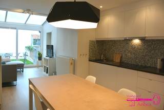 * Volledig gerenoveerd gelijkvloers appartement met 2 slaapkamers en tuin<br />* Gelegen in het centrum van Kortrijk<br />* Geen huisdieren<br />* Zonnige tuin (115 m²) - kelder (45 m²) - gezamenlijke fietsberging<br />* Indeling appartement : inkomhal - badkamer - apart toilet - living met open keuken - 2 slaapkamers - wasruimte<br />* EPC 243 kWh/m²jaar - LABEL C -  (UC 3024118)<br />* €875/maand (inc. syndic)<br />* Beschikbaar : vanaf 17 augustus 2026<br /> 