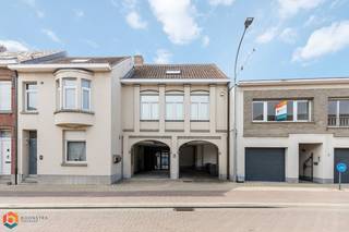 Op een uitstekende locatie in het centrum van Beerzel bevindt zich dit instapklare, gelijkvloerse appartement. U bevindt zich hier op een...