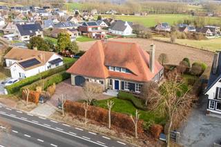 Deze karaktervolle instapklare villa te Geraardsbergen straalt een bijzondere architectuur en stijl uit met uitmuntend zicht op de velden en o.a Bosberg. <br />De ruime inkomhal, met gastentoilet, geeft toegang tot o.a. de leefruimte. Deze open leefruimte met ruime zithoek, eetkamer en salon baadt in het licht dankzij de grote raampartijen welke een aangenaam contact creëren tot de aangelegde terrassen en zuidgerichte tuin.<br />De leefkeuken is voorzien van alle comfort en vanuit de aansluitende lichtrijke eethoek kijkt u ook uit op het groen. <br />Verder op het gelijkvloers een badkamer, een bijkeuken/berging met toegang tot de garage.<br />Op de eerste verdieping: 2 slaapkamers waarvan één met douchekamer “en suite” en mogelijkheid tot extra kamer (bv dressing). De ruime zolderverdieping biedt de mogelijkheid om nog bijkomende kamers te creëren. <br />De woning is onderkelderd (opp. 114m2) met afzonderlijke toegang. Wat een opportuniteit is voor wie bijkomende ruimte wil als bv hobbyruimte , ruimte voor vrij beroep, …. <br />Bijkomend: <br />- asbestvrij vernieuwd dak, dus mogelijk tot plaatsen van zonnepanelen. <br />- geen overstromingsgevoelig gebied of renovatieverplichting <br />- recente condenserende gasketel (2020) <br />- aangelegde en omheinde tuin<br />- mogelijkheid tot aankoop onder overdracht van aandelen.<br /><br />Interesse in bijkomende info (extra foto’s, ... ) of een bezoek ? <br />Klink dan op de button " infoaanvraag/afspraak" op deze pagina. Verkoop: Pieter Cardoen 0475 36 12 52, pieter@cornelis-goeman.be