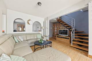 <h1><span>RUIME HOB MET 4 SLAAPKAMERS, ZELFSTANDIGE WOONUNIT EN DIEPE TUIN</span></h1><p><span>In Hemiksem bevindt zich deze ruime halfopen bebouwing op een perceel van </span><span>620 m²</span><span>. De woning werd grondig gerenoveerd in 2005 en biedt vandaag een praktische indeling met 4 slaapkamers, 2 badkamers en een bijkomende zelfstandige woonunit achteraan.</span></p><p><span>Op het gelijkvloers bevinden zich de inkomhal, woonkamer, eetkamer en ingerichte keuken. De leefruimtes sluiten mooi op elkaar aan en genieten van veel natuurlijke lichtinval. Verder is er een ruime badkamer met ligbad, inloopdouche en dubbele wastafel. Achteraan bevindt zich een zelfstandige woonunit met eigen sanitaire voorzieningen. Deze ruimte kan perfect gebruikt worden als </span><span>5e slaapkamer, gastenverblijf, bureau, praktijkruimte of extra leefruimte</span><span>. Op de eerste verdieping bevinden zich 2 slaapkamers. De tweede verdieping biedt nog eens 2 slaapkamers. De woning telt dus 4 volwaardige slaapkamers, aangevuld met de extra woonunit. </span></p><p><span>Buiten beschikt de woning over een bijzonder diepe en groene tuin met verschillende terrassen, jacuzzi, zwembad en buitenberging. De tuin biedt veel privacy en vormt een belangrijke troef voor wie op zoek is naar veel buitenruimte met geen inkijk.</span></p><p><span>De woning beschikt over </span><span>EPC-label C</span><span>, met een energiescore van </span><span>261 kWh/m²/jaar</span><span>.</span></p><h2><span>INDELING</span></h2><p><span>Gelijkvloers:</span></p><ul><li><span>Inkomhal</span></li><li><span>Woonkamer</span></li><li><span>Eetkamer</span></li><li><span>Ingerichte keuken</span></li><li><span>Badkamer met ligbad en inloopdouche</span></li><li><span>Toilet</span></li><li><span>Zelfstandige woonunit met eigen sanitaire voorzieningen</span></li><li><span>Berging</span></li><li><span>Veranda</span></li></ul><p><span>1e verdieping:</span></p><ul><li><span>Nachthal</span></li><li><span>2 slaapkamers</span></li></ul><p><span>2e verdieping:</span></p><ul><li><span>Nachthal</span></li><li><span>2 slaapkamers</span></li></ul><p><span>Buiten:</span></p><ul><li><span>Diepe tuin</span></li><li><span>Meerdere terrassen</span></li><li><span>Jacuzzi</span></li><li><span>Zwembad</span></li><li><span>Buitenberging</span></li></ul><h2><span>TROEVEN</span></h2><ul><li><span>Halfopen bebouwing</span></li><li><span>4 slaapkamers</span></li><li><span>Zelfstandige woonunit, bruikbaar als 5e slaapkamer</span></li><li><span>2 badkamers</span></li><li><span>Perceel van 620 m²</span></li><li><span>Diepe, groene tuin</span></li><li><span>Jacuzzi en zwembad</span></li><li><span>EPC-label C, 261 kWh/m²/jaar</span></li></ul><p><span>Bent u op zoek naar een ruime gezinswoning met extra woonmogelijkheden en een diepe tuin in Hemiksem?</span></p><p><span>-------------------------------------------------------------------------------------------------------------------------------------</span></p><p><span>Contacteer ons voor meer informatie of een bezoek ter plaatse.</span></p><p><span>Gratis schatting van uw eigendom? Aarzel zeker niet om ons te contacteren.</span></p><p><span>Robin Van den Bergh</span><span><br /><span>robin@home4you.be</span></span><span><br />+32 468 23 19 79<br /></span><span>7/7 bereikbaar</span></p>