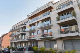 TOPAPPARTEMENT !!! Op een zeer goede ligging te Wevelgem. Een ruim appartement met twee slaapkamers en met twee zonnige terrassen. Inkom, zeer...