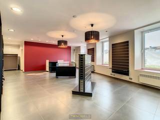 VEELZIJDIGE HANDELSRUIMTE met INSTAPKLAAR 2-SLAAPKAMERAPPARTEMENT op VLOT BEREIKBARE LIGGING in Dikkelvenne biedt een mooie opportuniteit voor...