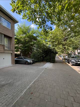 Instapklare halfopen woning met 4 slaapkamers en zonnige tuin<br /><br />Deze ruime en lichtrijke halfopen bebouwing beschikt over een bewoonbare oppervlakte van 164 m² op een perceel van 270 m².<br /><br />Bouwjaar 1984, gerenoveerd in 2018.<br /><br />De woning omvat:<br /><br />* 4 slaapkamers<br />* Open, volledig ingerichte keuken met oven, gaskookplaat en elektrisch fornuis<br />* Badkamer met toilet en apart gastentoilet<br />* Garage<br />* Ruime oprit met plaats voor 4 wagens<br /><br />In 2025 werden een nieuwe PVC-voordeur, PVC-terrasdeur en een overdekt terras geplaatst (met garantie).<br /><br />De zonnige tuin beschikt over een tuinhuis. Verder geniet de woning van dubbele beglazing met aluminium raamprofielen, verwarming op aardgas en een rustige ligging nabij scholen, winkels en openbaar vervoer.