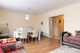 <p><span>2100 DEURNE | INSTAPKLAAR APPARTEMENT MET TWEE SLAAPKAMERS GELEGEN OP DE EERSTE VERDIEPING VAN KLEIN GEBOUW VLAKBIJ HET RIVIERENHOF | EPC B |</span></p><p><span>Indeling als volgt: ruime inkomhal - zéér lichtrijke woonkamer - </span><span>ruime keuken met gasvuur, oven en aansluiting wasmachine en droogkast -</span><span> badkamer met ligbad en wastafel - apart toilet - ingemaakte schoenkast -</span><span> </span><span>2 ruime slaapkamers.</span></p><p><span>Bij het appartement horen ook 2 privatieve, droge kelderruimtes. Lage gemeenschappelijke kosten bedragen 80 EUR per maand (blokpolis, syndicus en minuterie).</span></p><p><span>Het appartement is centraal gelegen nabij winkels, openbaar vervoer en scholen.</span></p><p><span> </span></p><p><span>Er is een mogelijkheid achteraan het gebouw een garage bij aan te kopen voor €20.000 wat je extra comfort geeft.</span></p>