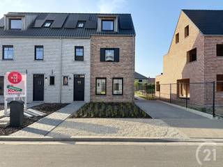 Nieuwbouwwoning in een doodlopende straat te huur!Op het gelijkvloers is er inkomhal met apart toilet en vestiaire. Een lichtrijke leefruimte met...