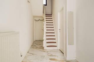 <p>Deze verzorgde woning kan je terugvinden in het hart van Wilrijk-centrum. Met de Bist op wandelafstand en talrijke winkels, supermarkten, scholen en parken in de directe omgeving, geniet deze woning van een uitstekende ligging.</p><p><br /></p><p>Het huis bestaat op de <strong>gelijkvloerse verdieping </strong>uit een inkomhal, een lichtrijke leefruimte met een open en ingerichte keuken, een stadstuin (+/- 70m²), een badkamer met bad en douche en een grote slaapkamer met dressing. Op de <strong>eerste verdieping</strong> zijn er 3 volwaardige slaapkamers. De <strong>zolderverdieping </strong>kan ingericht worden als extra slaapkamer(s).</p><p><br /></p><p><strong>Troeven</strong>: veel natuurlijk daglicht door de grote raampartijen - een grote kelder - conforme elektriciteit - verwarming op gas (2006) + warmtepomp - airco.</p>