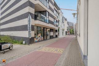 Dit commerciële kantoor is gelegen in een half open bebouwing in het centrum van Evergem. Tal van mogelijkheden tot openbaar vervoer, gratis parkeren en heel wat zichtbaarheid zijn reeds aanwezig. Met een EPC-waarde van 99 en een energielabel A, is dit kantoor heel energiezuinig,<br /><br />Het kantoor zelf is ruim en licht, waardoor het een prettige werkomgeving biedt. Met ruimtes zoals een wachtplaats, oefenruimte/kantoorruimte, 2 afzonderlijke bureau's en een kitchenette, is dit kantoor van alle gemakken voorzien. <br /><br />De ligging in het centrum van Evergem biedt de mogelijkheid om gebruik te maken van de lokale voorzieningen, zoals winkels, restaurants en andere bedrijven. Dit maakt het kantoor niet alleen een fijne werkplek, maar ook een strategische locatie voor commerciële doeleinden.<br /><br />Vrij vanaf 01/09/2026. <br /><br />Meer informatie gewenst over de mogelijkheden? <br />Contacteer ons gerust verder via immovercruysse.verkoop@gmail.com of 0472/98.16.29.