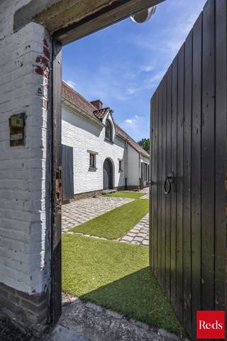 <div>
<div>
<div>
<div>
<p>Verscholen in een oase van rust en omringd door een adembenemend groen decor, bevindt zich deze karaktervolle alleenstaande villa op een uitzonderlijk perceel van maar liefst 2.514 m². Een eigendom met een zeldzame uitstraling en een overvloed aan mogelijkheden, waar ruimte, privacy en natuur naadloos samensmelten.<span></span></p>
<p>De absolute blikvanger van dit eigendom is zonder twijfel de prachtige tuin. Hier geniet u elke dag van een uniek uitzicht op volwassen bomen, een sfeervolle vijver en serres die een droom zijn voor tuinliefhebbers. Dit is een plek waar elk seizoen zijn eigen charme onthult en waar u in alle rust kunt ontspannen, gasten ontvangen of eindeloos genieten van het buitenleven.</p>
<p>Binnen verwelkomt een ruime inkomhal u in een lichtrijke leefruimte, waar grote raampartijen het omliggende groen als het ware naar binnen brengen. De woning ademt karakter en biedt een solide basis om, mits een stijlvolle opfrissing, opnieuw uit te groeien tot een exclusieve thuis die volledig aansluit bij uw persoonlijke woonwensen.</p>
<p>Met vijf volwaardige slaapkamers, twee badkamers – één uitgerust met een douche en één met een ligbad – en een extra zolderverdieping biedt deze woning alle comfort voor een groot gezin of wie royaal wil wonen.</p>
<p>Een extra troef is het vrijstaande bijgebouw, dat zich perfect leent als kantoor aan huis, atelier, hobbyruimte, gastenverblijf of zelfs als onderdeel van een cohousing- of kangoeroewoonconcept.</p>
<p>Verder beschikt dit eigendom over<strong> </strong>twee garages, een ruime oprit met plaats voor meerdere wagens, centrale verwarming op gas en dubbele beglazing.</p>
<p>Met een EPC-label C is er geen renovatieverplichting, waardoor u de woning stap voor stap en volledig op uw eigen tempo kunt moderniseren en afwerken volgens uw eigen smaak en stijl.</p>
<p>Een eigendom als deze is een zeldzame kans: een statige villa op een uitzonderlijk perceel, waar de indrukwekkende tuin, de rust en de ruimte zorgen voor een unieke woonbeleving. Hier woont u niet alleen in een huis, maar in een groene leefomgeving waar elke dag aanvoelt als thuiskomen in uw eigen privépark.</p>
<p>Neem contact op met Vincent op het nummer 0475 21 00 86 of via Vincent@reds.be voor een bezoek ter plaatse.</p>
</div>
</div>
</div>
</div>
