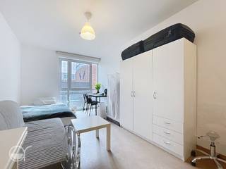 OPGELET: om dit pand te huren of bezichtigen vragen wij steeds eerst een virtueel bezoek te brengen aan het pand. Ga hiervoor naar www.rosseel.be en vul de referentie P204CP in in het veld ‘zoek’ bovenaan rechts. Kies dan ‘360°’. De website helpt u nu verder voor de volgende stappen.<br /><br />Rustig gelegen studentenhuis in centrum Gent. Op wandelafstand van de Universiteit Gent – campus Aula, 10 min wandelen van Campus UFO en LUCA Gent. <br />Er is een lift in het gebouw aanwezig, geen inpandige fietsenstalling. <br />Ligging: https://maps.app.goo.gl/A4sE8SJChnBN9e1D6<br /><br />De studio wordt ongemeubeld verhuurd en is uitgerust van een kitchenette en sanitair blok bestaande uit een douche, toilet en wastafel.<br /><br />Inbegrepen in de huurprijs; verzekering, onderhoud gemene delen, internet<br />Niet inbegrepen: privatief verbruik elektriciteit<br />Waarborg: 2 maanden<br />Huurovereenkomst voor 1 jaar: 01/09/2026 - 28/08/2027<br /><br />Het is niet mogelijk een huurovereenkomst voor een kortere periode af te sluiten.