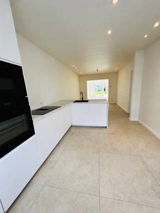 Instapklare woning met 4 slaapkamers en zonovergoten tuin<br /><br />Op zoek naar een verrassend ruime woning met een prachtige leefruimte en een diepe, zonovergoten tuin? Dan is deze woning in Assebroek absoluut een bezoek waard.<br /><br />Al van bij het binnenkomen valt op hoeveel ruimte deze woning te bieden heeft. Vanuit de inkomhal met apart gastentoilet kom je in de moderne keuken, met aansluitend alle plaats voor een grote eettafel.<br /><br />Daarna loopt de woning verder door naar de bijzonder ruime en lichtrijke leefruimte. Een heerlijke plek met plaats voor een royale zithoek én nog voldoende ruimte voor bijvoorbeeld een speel-, werk- of leeshoek. De grote raampartijen achteraan zorgen voor veel licht en laten binnen en buiten mooi in elkaar overvloeien.<br /><br />Ook buiten zet dat gevoel van ruimte zich verder. De diepe, zonovergoten tuin met terras biedt volop ruimte om te spelen, te ontspannen, te tuinieren of vrienden te ontvangen tijdens lange zomeravonden.<br /><br />Op het gelijkvloers is er bovendien een extra douchekamer. Boven bevinden zich 4 slaapkamers en een ruime badkamer. Wie niet alle kamers als slaapkamer nodig heeft, heeft meteen alle vrijheid voor een dressing, thuiskantoor, logeer- of hobbykamer.<br /><br />De woning is volledig geschilderd en vormt van keuken tot tuin een mooi en verzorgd geheel waar je meteen je eigen thuis van kunt maken.<br /><br />Troeven:<br /><br />* 4 slaapkamers<br />* Moderne keuken met ruime eetplaats<br />* Bijzonder ruime en lichtrijke leefruimte<br />* Ruime badkamer boven<br />* Extra douchekamer op het gelijkvloers<br />* Apart gastentoilet<br />* Volledig geschilderd<br />* Diepe, zonovergoten tuin met terras<br />* Regenwaterput 5000L<br />* Perceel van 271 m2<br /><br />Vraagprijs: €419.000<br /><br />Benieuwd naar de woning? Kom ze vooral zelf ontdekken. De ruimte komt pas echt tot haar recht wanneer je er binnenstapt.<br /><br />Voor meer informatie of een bezoek: 0496 05 20 65