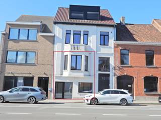 Op een boogscheut van het station kunt u dit gerenoveerd appartement terugvinden op de eerste verdieping met achteraan een zuidwest gelegen terras.<br />Het appartement is gelegen in een kleinschalig appartementsgebouw van drie eenheden.<br />Diverse faciliteiten zoals supermarkten, apotheek, horeca, ... zijn te voet of per fiets makkelijk bereikbaar.<br />De bijhorende achtergelegen parkeerplaats bereikt u via een inrit gelegen langs de Kortrijkstraat t.h.v. de O.L.Vrouwparking.<br /><br />Indeling:<br />GV: 1 slaapkamer - berging met aansluiting voor wasmachine.<br /><br />1e V: Lichtrijke en ruime woonkamer - open keuken met elektrisch koken, dampkap, oven, spoelbak, vaatwas en koelkast - berging - gastentoilet met handwasser - 1 slaapkamer - badkamer met badkamermeubel met dubbele lavabo en douche.<br /><br />Algemeen:<br />- EPC 122 - label B<br />- Bewoonbare oppervlakte van 107 m²<br />- Geen gemeenschappelijke kosten<br />- Geen lift aanwezig<br />- Veel vrije parking achteraan het gebouw<br />- Instapklaar tegen intrede 01/12/2026<br />- Vrij vanaf 01/12/2026<br /><br />Huurprijs: € 750/maand.<br />