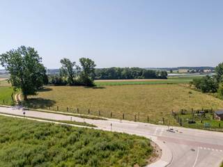 Mooie landbouwgrond van 1,6 ha te koop<br /><br />Zeer mooi gelegen landbouwgrond met een totale oppervlakte van ca. 1,6 ha, verdeeld over twee percelen van 28 are en ca. 1,3 ha.<br />De gronden zijn momenteel verpacht, waarbij de lopende pachttermijn nog 7 jaar bedraagt. Makkelijk te bereiken.<br />Een interessante opportuniteit voor landbouwers of investeerders die op zoek zijn naar een mooie en duurzame grondpositie.<br /><br />Bel Philippe op 0470/308/563<br /> 