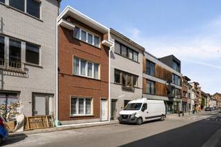 Instapklare en stevige gezinswoning met 4 kamers en buitenruimte in Ledeberg Ruimte, licht, comfort én een uitstekende ligging nabij Gent centrum. Deze instapklare woning in Ledeberg heeft het allemaal! Deze ruime en bijzonder solide woning is ideaal voor wie op zoek is naar een comfortabele gezinswoning waar je zonder grote renovatiewerken meteen je intrek kunt nemen. De woning beschikt over een stevige structuur, een aangename indeling en maar liefst vier kamers, waardoor er volop ruimte is voor een gezin, een thuiskantoor of hobbyruimte. Bij het binnenkomen valt meteen de mooie lichtinval op. De leefruimte vormt een aangename en gezellige plek om te ontspannen. Aansluitend bevindt zich de keuken met een eetplaats, een fijne ruimte waar gezellig tafelen met familie of vrienden centraal kan staan. Een extra troef is de buitenruimte, die verrassend veel mogelijkheden biedt. De aanwezige berging zorgt voor praktische opbergruimte en kan mits wat creativiteit perfect worden omgetoverd tot een gezellig groen hoekje, bijvoorbeeld met planten, bloemen en sfeervolle aankleding. Daarnaast beschikt de woning over een droge kelder, ideaal als extra bergruimte. Ook op technisch vlak scoort deze woning goed. Zo beschikt ze over een gunstig EPC. Elektriciteit keuring in aanvraag, mogelijks niet conform. De ligging is eveneens een absolute meerwaarde. Je woont hier in een levendige en toffe buurt van Ledeberg, op wandelafstand van openbaar vervoer, winkels, scholen en tal van voorzieningen. Het bruisende centrum van Gent bevindt zich op korte afstand. Ook voor wie met de wagen onderweg is, is de ligging bijzonder interessant dankzij de vlotte bereikbaarheid van de belangrijkste invalswegen en de op- en afritten van de autosnelweg. Kortom: een ruime, stevige en instapklare woning met vier kamers, een buitenruimte en een uitstekende ligging in Ledeberg. Een ideale thuis voor wie comfortabel wil wonen nabij Gent, met alles binnen handbereik. Exclusief te koop aangeboden via de Oximo online verkoopsprocedure. Voor registratie en aanvaarding van de verkoopsvoorwaarden zie www.oximo.be .