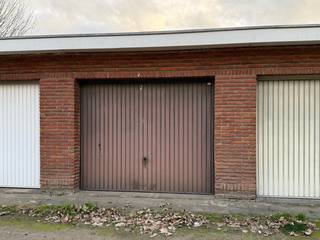 Een garage met kantelpoort.Deze garagebox is gelegen vlakbij het centrum van Beveren.De weg er naar toe is aangelegd en toegankelijk.Dit is tevens...