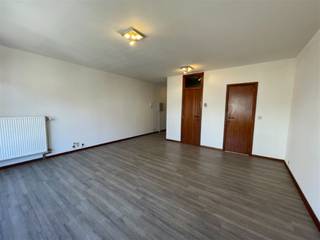 <p><span>Beautifully located studio at the back of the Kortrijk train station: Spacious living room with balcony, fully equipped kitchen, bathroom with sink, bathtub, and toilet, and a basement. Ideal as an investment property. Favorable EPC: 176 kWh/m² UC 2630836. The electrical system has been inspected and is certified until May 30, 2025. For more information or to schedule a visit, call 056.21.58.00 or email www.immo-lvb.be.</span></p>