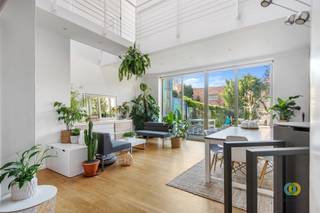 In het centrum van Vilvoorde schuilt achter deze karaktervolle gevel een volledig gerenoveerde, moderne woning, waar de authentieke...