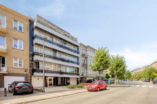 <p>immo DAVID stelt voor: tweekamerappartement met garage en kelder in Zellik</p>
<p>Ontdek dit tweekamerappartement in een kleinschalig gebouw vlakbij het centrum van Zellik. Dankzij de combinatie van twee kamers, twee terrassen, een garage en een uitstekende ligging is dit appartement geschikt als comfortabele eigen woning of als investering. Via de inkomhal krijgt u toegang tot alle vertrekken. De woonkamer van 28m² geniet dankzij de grote raampartijen van een aangename natuurlijke lichtinval. Aaneensluitend bevindt zich de geïnstalleerde keuken. Voorts beschikt het appartement over twee kamers van 13m² en 9m², een badkamer, een afzonderlijk toilet, een ingebouwde vestiaire en een aparte berging. Een extra troef zijn de twee terrassen. Daarnaast beschikt het appartement over een garage, een kelder en is er een lift in het gebouw aanwezig. De ligging is bijzonder interessant: het appartement bevindt zich op slechts 200 meter van het centrum van Zellik en op ongeveer 2 km van de Brusselse Ring. Winkels, scholen, parken, openbaar vervoer en het station van Zellik bevinden zich allemaal op wandelafstand. Bijkomend ligt de Grote Markt van Brussel op slechts 9 km, het UZ Brussel op 5 km en de fietssnelweg op 1 km van het appartement. Een ideaal appartement voor wie comfortabel en centraal wil wonen, met alle voorzieningen binnen handbereik. Zeker een bezoek waard!</p>
