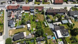 Bent u op zoek naar een interessante projectgrond met tal van mogelijkheden? Deze eigendom, aangeduid als LOT 2, bevindt zich op een perceel van 600 m² en wordt aangeboden als bouwgrond met een te slopen woning.<br />Dankzij de gunstige ligging en het royale perceel biedt dit terrein heel wat potentieel voor een nieuwbouwproject op maat. Ideaal voor wie een toekomstgericht woonproject of investering nastreeft.<br /><br /><strong>Bouwmogelijkheden:</strong>
<ul>
	<li>Er mag tot 8 meter diep gebouwd worden vanaf de rooilijn.</li>
	<li>Zijdelingse toegang tot de tuin blijft mogelijk. </li>
	<li>Bovendien komt dit perceel in aanmerking voor het verlaagd btw-tarief van 6% bij sloop en heropbouw — een extra voordeel voor wie energiezuinig en toekomstgericht wil bouwen.</li>
</ul>
<strong>Dit perceel leent zich perfect voor wie op zoek is naar:</strong>

<ul>
	<li>Een projectgrond voor nieuwbouwwoning voor eigen bewoning of als investering. </li>
	<li>Een interessante bouwgrond in een groene, maar toch goed bereikbare omgeving.</li>
	<li>Een renovatieproject waarbij men eigen accenten kan leggen.</li>
</ul>
Op een steenworp van de E403 en op slechts 5 minuten van het bruisende centrum van Roeselare, bevindt zich deze eigendom met tal van mogelijkheden. Gelegen in de nabijheid van de charmante wijk de Tassche, combineert deze locatie vlotte bereikbaarheid met een rustige, groene omgeving!<br /><br /><strong>Interesse? </strong>Neem gerust contact op voor meer info of een vrijblijvend plaatsbezoek. 051 201 400 – info@dicasa.be.