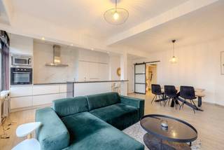 <h3>Instapklaar appartement met adembenemend uitzicht over Antwerpen</h3>
<p>Volledig gerenoveerde appartement van 89 m², gelegen op de 10de verdieping van een goed onderhouden gebouw in het bruisende 2140 Antwerpen.</p>
<ul>
<li>
<p>Twee zeer ruime slaapkamers met veel lichtinval</p>
</li>
<li>
<p>Een moderne badkamer met inloopdouche</p>
</li>
<li>
<p>Een volledig geïnstalleerde keuken met eiland</p>
</li>
<li>
<p>Een zonnig terras met panoramisch uitzicht over heel Antwerpen – en verder!</p>
</li>
</ul>
<p><br />Belangrijkste troeven:</p>
<ul>
<li>
<p>Volledig gerenoveerd – instapklaar</p>
</li>
<li>
<p>10de verdieping met lift</p>
</li>
<li>
<p>Prachtig uitzicht aan beide zijden</p>
</li>
<li>
<p>EPC B</p>
</li>
<li>
<p>Twee ruime slaapkamers</p>
</li>
<li>Direct beschikbaar!</li>
</ul>
Interesse? Neem dan contact op met FLOR Vastgoed!