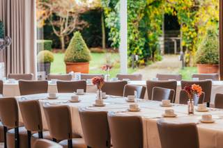 Deze unieke eigendom is gelegen in de Kleppestraat in Dadizele, op een perceel van ca. 2347 m² en bestaat uit een volledig uitgeruste feestzaal...