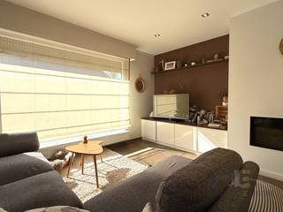 Op zoek naar een comfortabele woning in een rustige woonwijk te Bredene? Deze instapklare vrijstaande woning combineert ruimte, licht en praktisch wooncomfort, allemaal volledig op het gelijkvloers.<br /><br />De woning beschikt over een aangename, lichtrijke leefruimte met aansluitende veranda, twee ruime slaapkamers en een grote badkamer met zowel bad als douche. Dankzij de vele raampartijen geniet de woning van een mooie natuurlijke lichtinval.<br /><br />Buiten beschikt u over een ruime zuidgerichte tuin met gezellig terras , ideaal om volop van de zon en het buitenleven te genieten. Een inpandige garage, een carport en het aansluitende tuinhuis zorgen bovendien voor meer dan voldoende parkeergelegenheid en bergruimte.<br /><br />Troeven:<br />• Vrijstaande woning in rustige woonwijk<br />• 132 m² bewoonbare oppervlakte<br />• 2 ruime slaapkamers<br />• Alles op het gelijkvloers<br />• Grote badkamer met bad & douche<br />• Veel natuurlijke lichtinval<br />• Instapklaar<br />• Ruime zuidgerichte tuin<br />• Inpandige garage<br />• Carport met verbonden tuinhuis<br /><br />Interesse in deze droomwoning? Bel Nikolaas op 0496 68 84 67 of surf naar www.ensor.immo