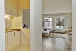 <p><span>Instapklaar appartement met 1 slaapkamer en parking.</span></p><p><span> </span></p><p><span>Centrale ligging tussen de dorpskernen van Brasschaat, Kapellen en Ekeren.</span></p><p><span>Winkels, scholen en openbaar vervoer zijn vlot bereikbaar.</span></p><p><span> </span></p><p><span>* Kleinschalig gebouw (2 appartementen)</span></p><p><span>* Veel lichtinval</span></p><p><span>* Centrale ligging</span></p><p><span>* Gas- en elektriciteitsmeters individueel</span></p><p><span>* Volledig instapklaar</span></p><p><span> </span></p><p><span>Op de eerste verdieping bevindt zich dit één-slaapkamer appartement. </span></p><p><span>Via de inkomhal met plaats voor vestiaire betreed je de leefruimte met half-open keuken, kwalitatief en op maat gemaakt.</span></p><p><span>Slapen doe je in een gigantische slaapkamer van 30m² en in alle rust achteraan het gebouw.</span></p><p><span>Badkamer met ligbad (DiB) en wastafel.</span></p><p><span>Apart toilet met handenwasser en royale berging met aansluiting voor wasmachine en droogkast.</span></p><p><span> </span></p><p><span>Autostaanplaats op de buiten-parking inbegrepen in de huurprijs.</span></p><p><span>Maandelijkse lasten: €95 (inclusief privatief water)</span></p><p><span>Gas en elektriciteit af te sluiten op eigen naam.</span></p><p><span> </span></p><p><span>Wil je dit appartement eens bekijken? </span></p><p><span>Gelieve de bezoekaanvraag invullen onderaan de advertentie op onze website https://www.sinjoor.be. </span></p><p><span>De dossierverantwoordelijke zal nadien zo snel mogelijk contact met jou opnemen.</span></p><p><span> </span></p><p><span> </span></p>