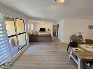Stap binnen in dit betoverende duplexappartement (204m²) waar ruimte, licht en charme elkaar moeiteloos vinden! Het appartement gelegen in...