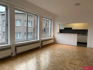 <p><span>Aangenaam, gerenoveerd appartement!</span></p><p><span>*info/bezoek? MAIL VV@CLISSENIMMO.BE</span></p><p><span>Instapklaar twee slaapkamer appartement in de Markgravebuurt! </span></p><p><span>Het appartement is gelegen op de 2de verdieping van een klein gebouw met beperkte onkosten, geen lift.</span></p><p><span>Via de gemeenschappelijke traphal (geen lift) bereiken we het appartement. De inkomhal is voorzien van een parketvloer. De leefruimte 30m² op parket met open zicht over de Fransenplaats biedt ook plaats aan de open keuken (8m²). De keuken is voorzien van een vele kasten, dubbele spoelbak, koelkast, diepvries, oven, gasvuur, dampkap en vaatwasser. De slaapkamers (14m² - 8,5m²) werden voorzien van vast tapijt, de derde kamer (6m²) is ideaal als bureau, vernieuwde badkamer met ligbad met douchesproeier, lavabo met meubel en een handdoekradiator. Het terrasje is bereikbaar vanuit de tweede slaapkamer. Aansluiting voor wasmachine en droogkast in de badkamer, afzonderlijk toilet met handenwasser. </span></p><p><span>Eigen meters voor gas en elektriciteit, €40/maand provisie voor water, €20/maand provisie voor de gemeenschappelijke delen. </span></p><p><span>Onmiddellijk beschikbaar.</span></p><p><span> </span></p>