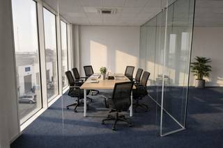 Deze instapklare kantoorruimte van 110 m² bevindt zich op de tweede verdieping en is toegankelijk via een centrale inkomhal.De ruimte bestaat uit een...