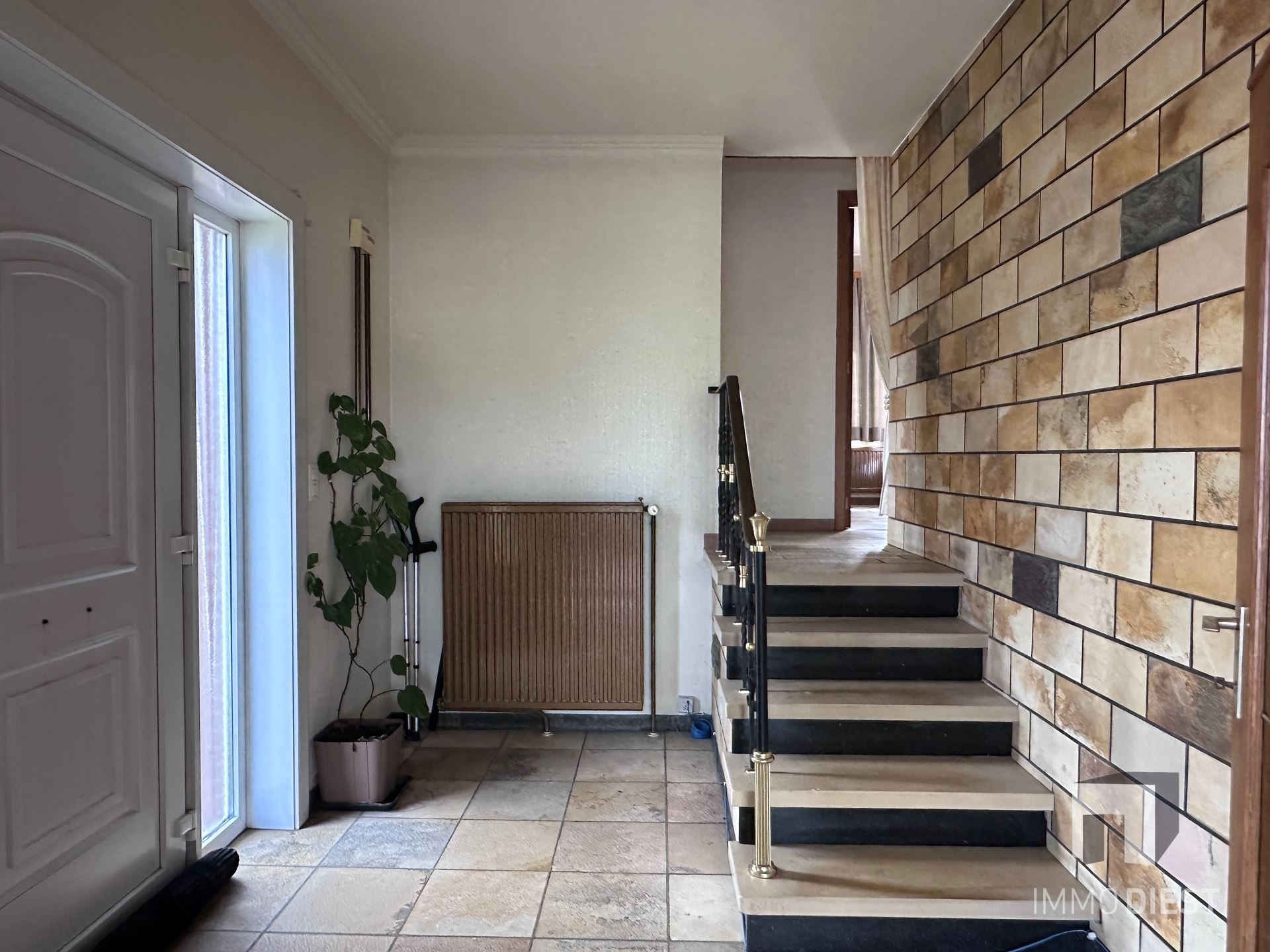 Woning met 3 slaapkamers, garage en zonnepanelen - foto 4