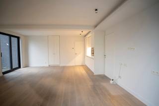 Prachtig afgewerkte appartement in hartje Mechelen!<br /><br />Het appartement is ideaal gelegen in de karaktervolle Muntstraat, midden in het bruisende stadscentrum. Hier woon je op wandelafstand van gezellige restaurants, boetieks, winkels en openbaar vervoer.<br /><br />Het appartement verwelkomt je met een lichtrijke en ruime leefruimte, afgewerkt met hoogwaardige materialen en een warme, moderne uitstraling. Aansluitend bevindt zich de volledig geïnstalleerde keuken, uitgerust met kwalitatieve toestellen. <br /><br />Verder beschikt het appartement over een aparte slaapkamer en een badkamer, voorzien van een inloopdouche.<br /><br />Dit appartement is bovendien zeer energiezuinig.<br /><br />Huurprijs: 900 EUR/maand + 100 EUR provisie voor het privatief verbruik van water, elektriciteit en verwarming. <br />Verder is er een mogelijkheid om een autostaanplaats bij te huren voor 110 EUR/maand. <br />Het appartement is beschikbaar 01/02/2026.<br /><br />Interesse? Plan snel je bezoek in via onze website www.living-stone.be<br />Bij vragen, neem contact op via michelle.vanroy@living-stone.be