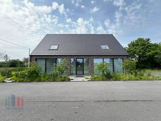 This brand-new office has a total area of 320 m² and features a separate 80 m² meeting room.<br />Designed with functionality and comfort in mind, the building has not yet been occupied. Thanks to the large windows, you will enjoy plenty of natural light. <br /><br />The building is in a strategic location, just 2 minutes from the N60 motorway, with excellent access to the E17. The site offers ample parking facilities. To the right of the building is a freehold building plot. Behind the building is a meadow of 7,109 m², which is also part of the property. This property combines high-quality workplaces with quiet, green surroundings and excellent accessibility.<br /><br />Contact PANORAMA B2B GENT KANTOREN for more information, plans or a no-obligation site visit on 0477 44 39 30.