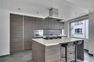 Ontdek dit verzorgd en energiezuinig appartement, rustig gelegen in de Windmolenstraat 23 bus 3, op een steenworp van het Dusartplein en het...