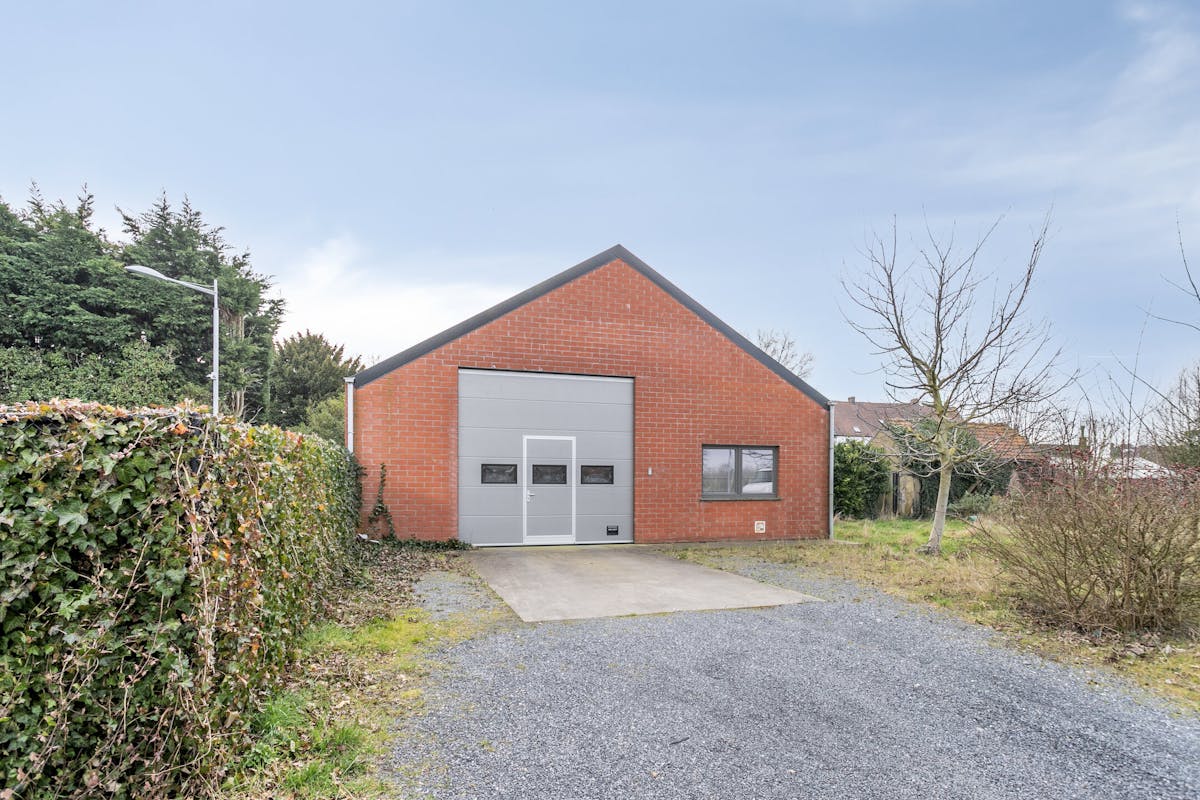 Modern magazijn van 145m² samen met ruime gezinswoning te koop in Bissegem - foto 2