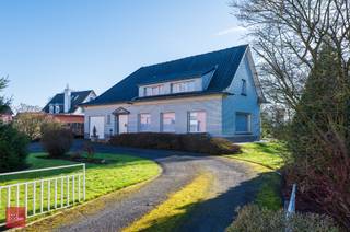 Bestaande uit inkomhal, living met bureelhoek, eetplaats, ingerichte keuken, 3 slaapkamers (gelijkvloers), badkamer en garage. Grote zolder,...