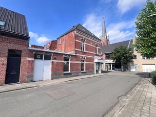 <p>Eéngezinswoning of kangoeroewoonst zou mogelijk zijn mits een éénvoudige functiewijziging aanvraag. (is niet vergunningplichtig en de gevel zou zo gewoon kunnen blijven)</p><p>Er zijn dus vele invulmogelijkheden voor dit gebouw anders te gebruiken dan als enkel handelswoning.</p><p>Indeling: open ruimte van ongeveer 50 m² met veel lichtinval en buitendeur, traphal, open ruimte met apart toilet en koelcel/berging, verder is er een keuken met een zijdeur naar buiten. Verder is er ook nog een kurkdroge kelderruimte.<br />Via de traphal kom je in een duplexwoning met een woonkamer, open keuken, grootse betegelde badkamer met ligbad, dubbel wastafelmeubel, wc en douche, op de 2 de verdieping is er nog een overloop en 2 à 3 slaapkamers (13 en 25 m²). Mooie parketten.</p><p>Het dak werd vernieuwd. CV op gas.</p><p>EPC label F, maar de bewijzen van de isolatie zijn er niet allemaal en dus in de praktijk valt de verwarmingskosten het juist erg mee. Binnen de 6 jaar is er wel een renovatieverplichting van toepassing.</p><p><span><span>*Dit pand is onderworpen aan de renovatie-verplichting van de Vlaamse overheid voor residentiële gebouwen (behoudens bij sloop binnen 5 jaar na de aankoop). Consulteer voor meer informatie de website van het Vlaams Energie- en Klimaatagentschap via </span></span>https://www.vlaanderen.be/een-huis-of-appartement-kopen/renovatieverplichting-voor-residentiele-gebouwen</p><p>Niet tegenstaande blijft hier echt wel van alles mogelijk :) De plannen zijn op onze website beschikbaar.<br />Snel beschikbaar.</p><p>Infoplicht: Vg, Wg, Gmo, Gvkr, Gvv, P-score: B, G-score: B. Dit is geen aanbod, alle informatie is onder voorbehoud van materiële vergissingen en/of wijzigingen. De vermelde oppervlaktes zijn louter indicatief.</p>